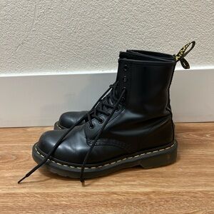 Dr Martens women’s size 7
Used
1460 smooth leather boot